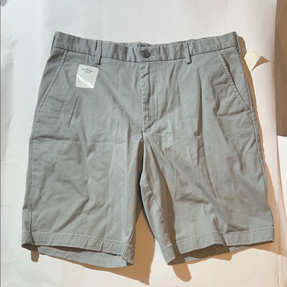 Izod Men's Gray Flat Front Shorts